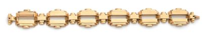 null Bracelet articulé type Tank en or jaune (750) formé de six maillons évidés de...