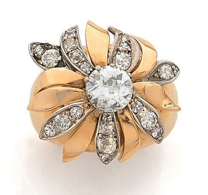null Importante bague fleur en or jaune (750) et platine (850) centrée d'un diamant...