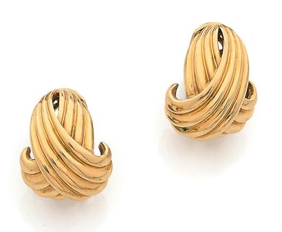 HERMES Paris Paire de clips d'oreilles en or jaune (750) formés de deux motifs godronnés,...