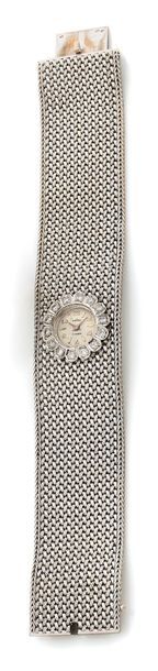EVIANA Montre de dame formant bracelet ruban en or gris (750) et platine (850).
Boîtier...