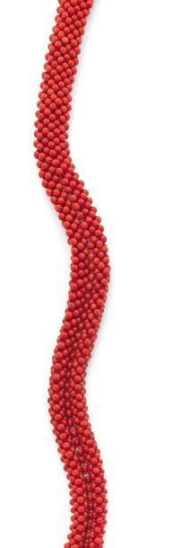 null * Collier ras-de-cou composé d'un tressage de perles de corail rouge, certaines...