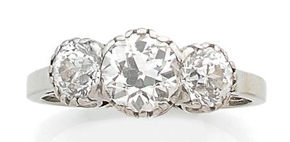 null Bague en or gris (750) et platine (850) ornée de trois diamants taille ancienne,...