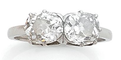 null Bague en platine (850) ornée de deux diamants taille coussin ancienne en serti...