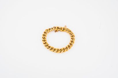 null Bracelet gourmette en or jaune (750) creux, en partie limée. 

Fermoir cliquet...
