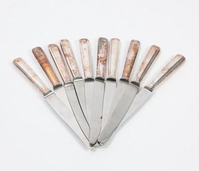 null Série de dix couteaux de table à lames en inox et à manches en métal argenté.

Usures...