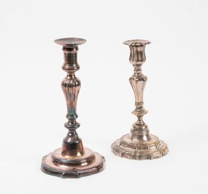 null Deux flambeaux en métal désargenté

Style Louis XV, XXème siècle.

H. : 23 et...