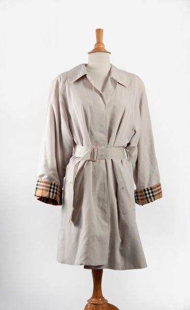 BURBERRY'S 

Trench-coat mi-long en toile de coton crème.

Fermeture à cinq boutons,...