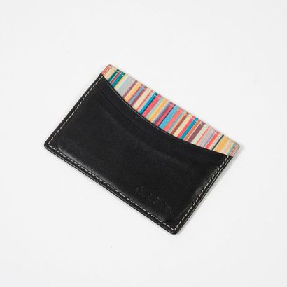 PAUL SMITH 

Porte-cartes en chevreau noir et rayé multicolore.

Dim. : 7 x 10 cm.

Petites...