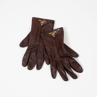 PRADA 

Paire de gants en agneau brun doublés de soie, le poignet orné du logo de...