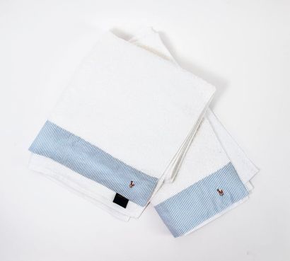 RALPH LAUREN 

Lot comprenant deux serviettes en éponge blanches à rayures bleues...