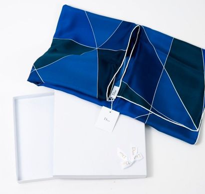 CHRISTIAN DIOR 

Carré en soie imprimée à motifs géométriques bleus. 

Avec boîte....