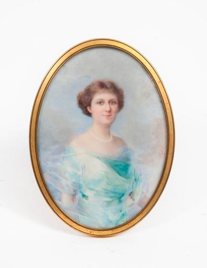 Jeanne CONTAL (1866-1941) 

Portrait d'élégante.

Miniature ovale.

Signée au milieu...