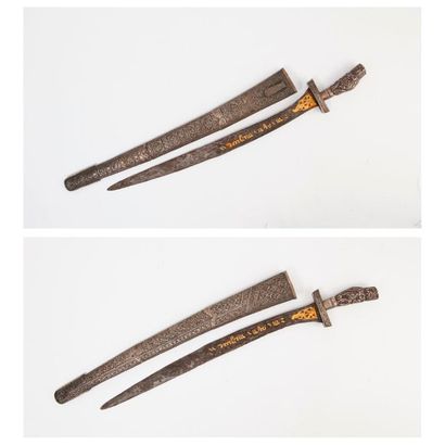 PERSE, seconde moitié du XIXème siècle 
Dague à monture et fourreau en feuilles d'argent...