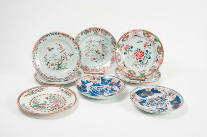 CHINE, XIXème-XXème siècles 

Ensemble de six assiettes en porcelaine à décors polychromes...