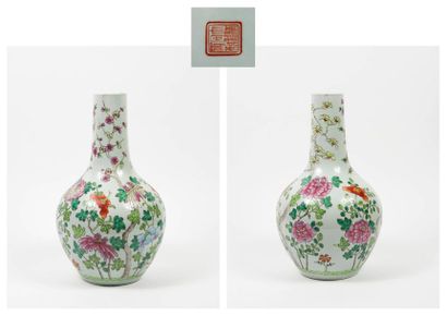 CHINE, XXème siècle 

Vase tianqiuping en porcelaine au décor polychrome de pivoines...