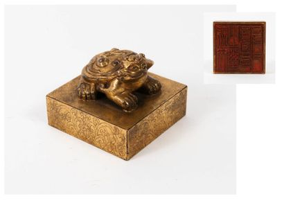 CHINE, XXème siècle 

Sceau en bronze doré, la prise figurant une tortue Guembu,...