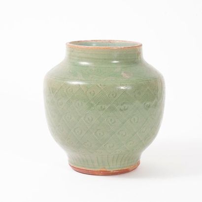 CHINE, première moitié du XXème siècle 

Vase sur talon en grés incisé d'un semi...