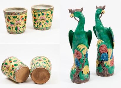 CHINE, XXème siècle 

Paire de cache-pots en porcelaine de forme tronconique à décor...