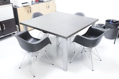 null Fort lot de mobilier de bureau comprenant 4 fauteuils façon Eames, chaises,...