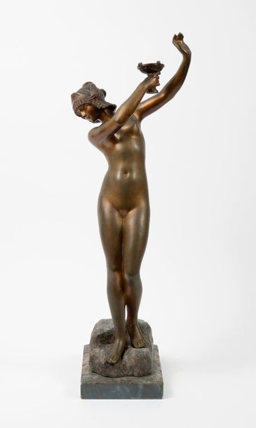 Dans le goût de Pierre LE FAGUAYS 

Jeune femme nue à la coupe. 

Epreuve en bronze...