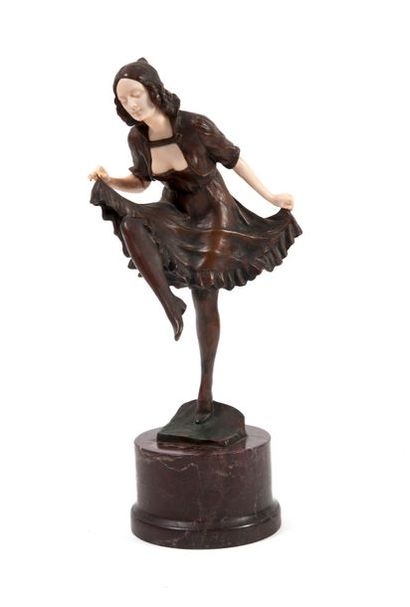 Josef ULRICH (1857-1930) 

Jeune femme dansant, circa 1925-30.

Epreuve chryséléphantine...