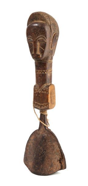 Côte d'Ivoire, Baoulé 
Très belle cloche cérémonielle.
En bois, fer et cordelette...