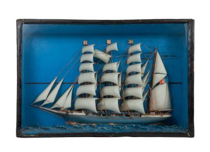 null Diorama présentant un relief de maquette de bateau de type clipper quatre-mâts...