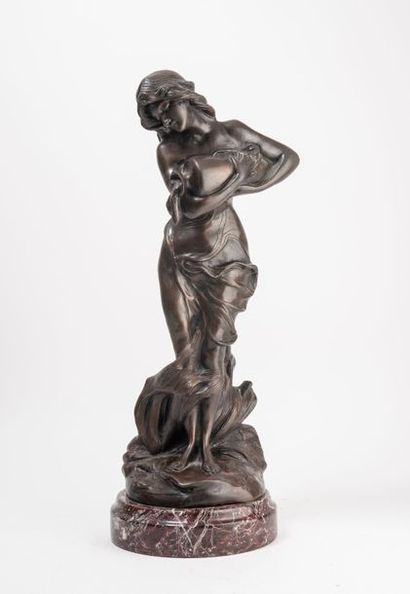 D'après Luca MADRASSI (1848-1919) 

Femme au vase.

Epreuve en bronze patiné. 

Signée...