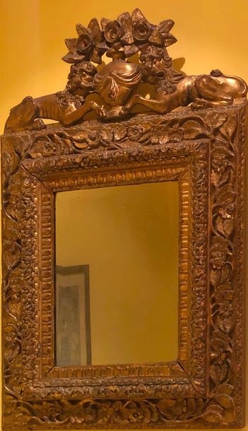 null Miroir en bois mouluré sculpté et stuc dorés à fronton orné d'un vase fleuri...