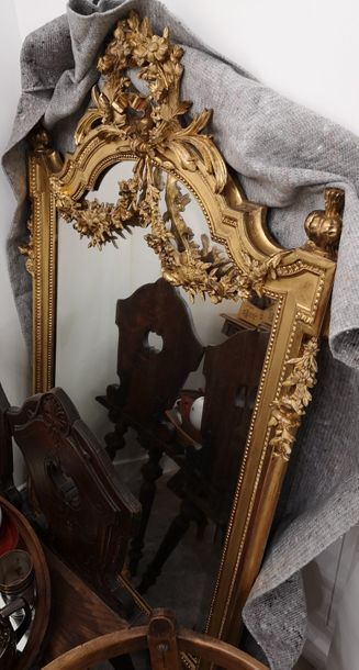 null Miroir de cheminée à fronton découpé au cadre en bois mouluré, sculpté et doré...