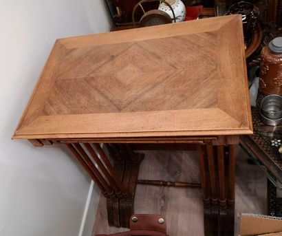 null Série de quatre tables gigognes en bois teinté mouluré aux plateaux rectangulaires...