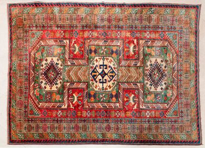 CHIRVAN, CAUCASE, vers 1920. 

Tapis en laine centré d'un triple motif géométrique...