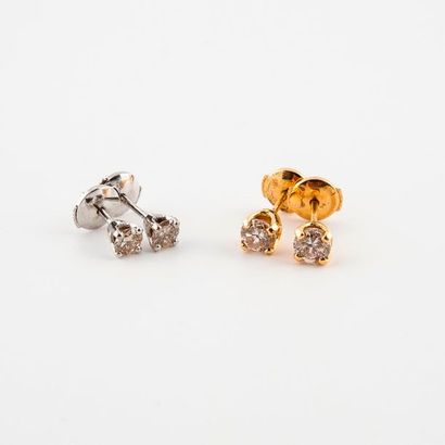 null Deux paires de clous d'oreilles en ors jaune ou gris (750) ornée de diamants...