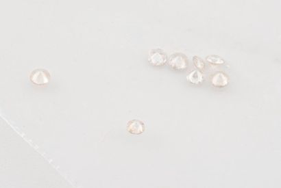 null Lot de huit petits diamants de taille brillant.

Poids total : 0,42 carat.

Egrisures....