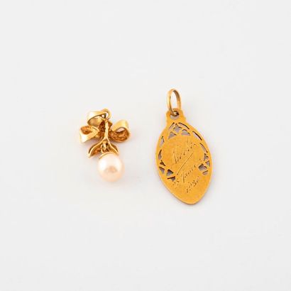 null Deux bijoux en or jaune (750) :

- Pendentif noeud retenant une perle de culture...