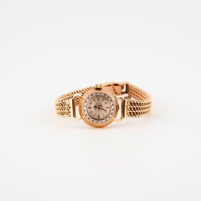 OMEGA 

Ladies' watch bracelet in yellow gold (750).

Round case, notched bezel.

Dial...