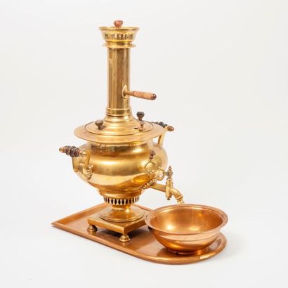 null RUSSIE 

Samovar en cuivre, laiton et anses en bois. 

Signature sur le pied...