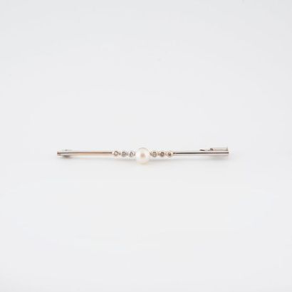 null Barrette brooch in white gold (750) centred on a white cultured pearl with six...