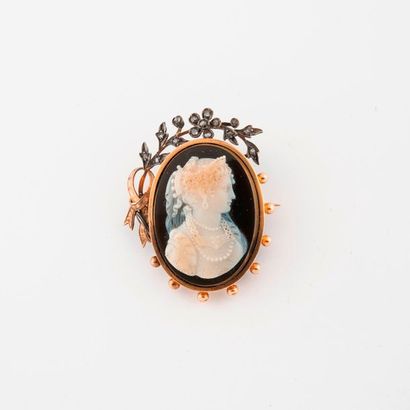 null Oval brooch in yellow gold (750) holding a cameo on agate decorated with a woman...