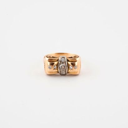 null Yellow gold (750) bow ring adorned with three old or modern brilliant-cut diamonds...