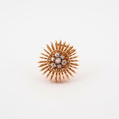 null Clip de revers circulaire en forme de rosace en filins d'or jaune (750) centrée...