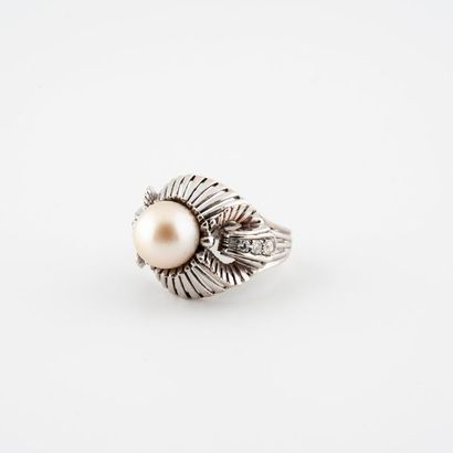 null Dome ring in white gold (750) adorned with a white cultured pearl supported...