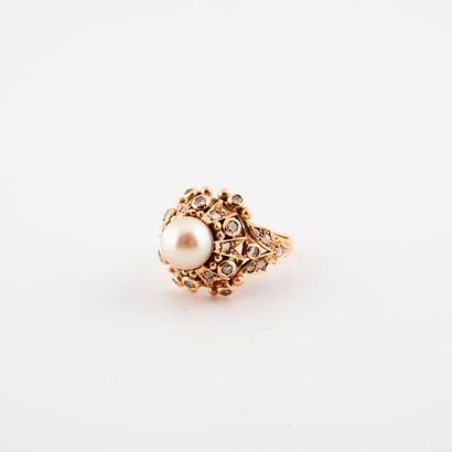 null Yellow gold (750) dome ring centered with a white cultured pearl in a frame...