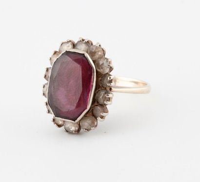 null White gold (750) ring adorned with a facetted oval cut purple stone (garnet?)...