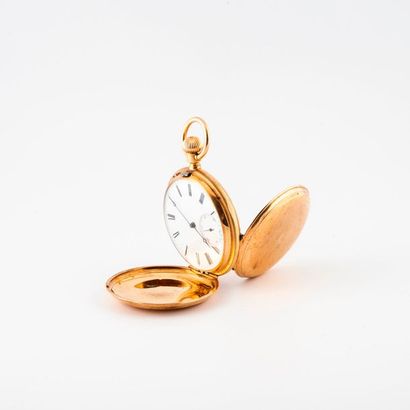 Soap gusset watch in yellow gold (750). 
Engine-turned...