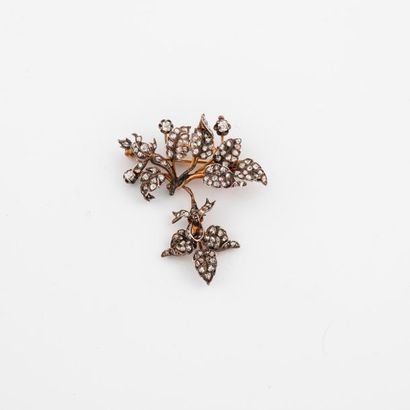 null Aspen brooch in yellow gold (750) and silver (min. 800) featuring a branch entirely...