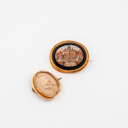 null Broche ovale en or jaune (750) retenant une plaque ornée d'une micro-mosaïque...