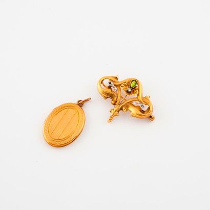 null Deux bijoux en or jaune (750) : 

- Pendentif ovale porte-photo.

Poids : 4,6...