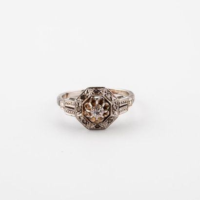 null Petite bague en or gris (750) et platine (850) centrée d'un diamant de taille...
