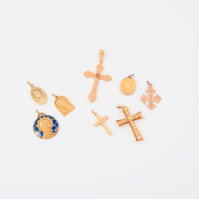 Lot de huit pendentifs religieux, dont sept...
